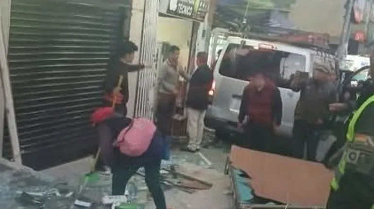 Minibús choca contra tiendas en la Eloy Salmón y deja un herido en La Paz