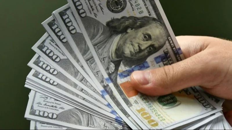 El dólar paralelo cae y marca su nivel más bajo en semanas
