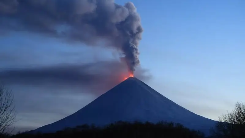 Volcán Klyuchevskaya entra en erupción tras potente sismo en Rusia