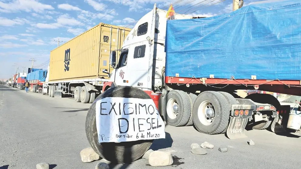 Transporte pesado bloquea en El Alto y exige mayor abastecimiento de combustible