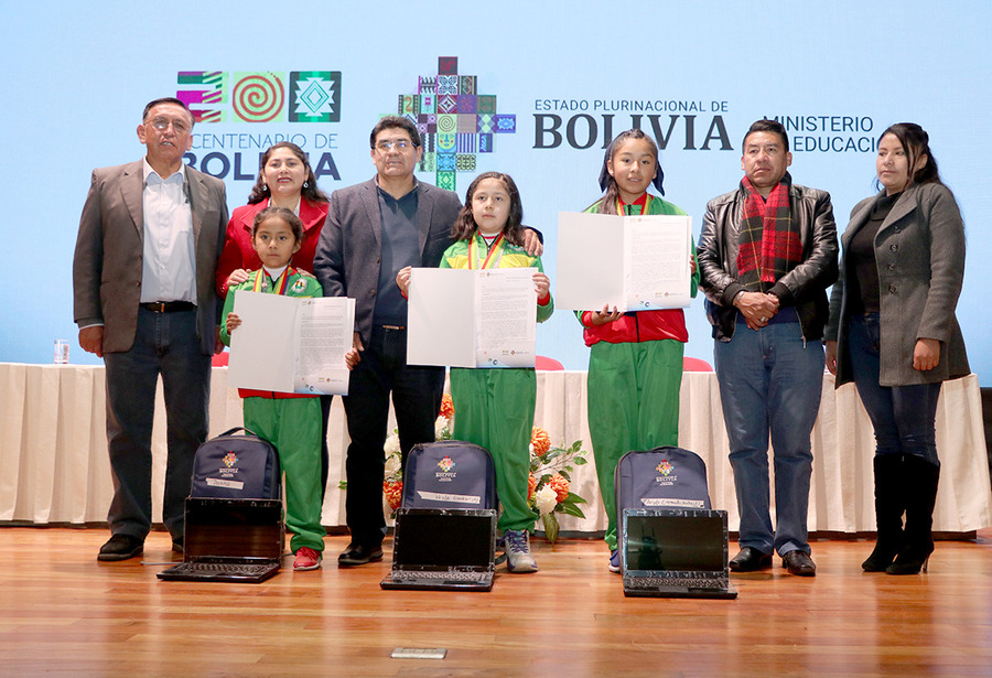 Estudiantes bolivianas reciben Medalla al Mérito por logros en ajedrez sudamericano