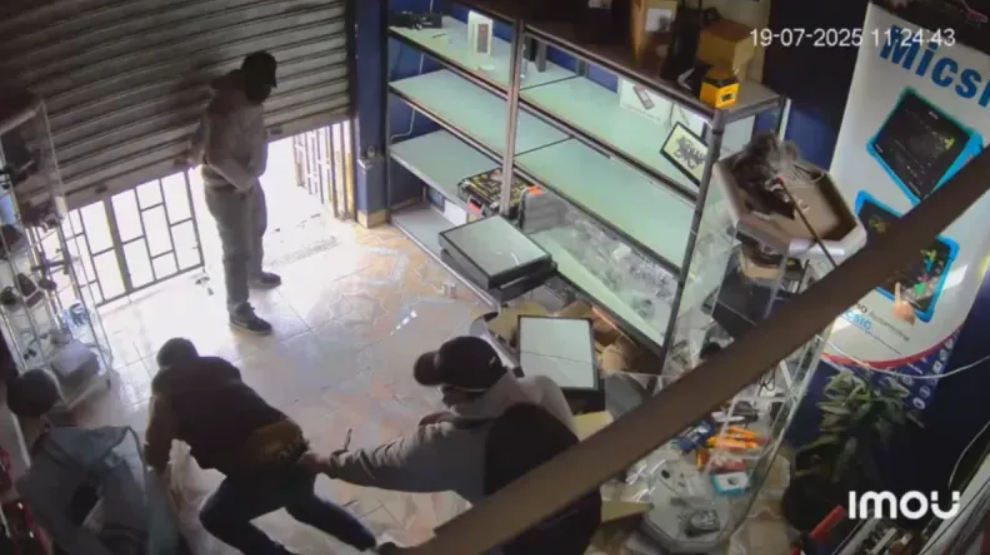 Asalto violento en Cochabamba: delincuentes armados amenazan a trabajador y roban equipo valuado en Bs 120 mil