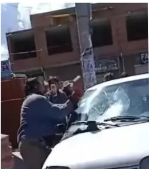 Comerciante será denunciado por agredir a familia y destrozar vehículo con niños en su interior