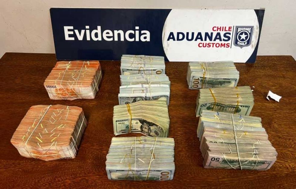 Chofer boliviano intentó ingresar a Chile con 380 mil dólares sin declarar