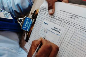 Ministerio de Salud y Deportes entrega carnet de vacunación gratuito / MSyD