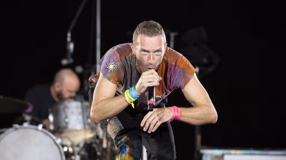 Chris Martin lanza advertencia irónica al público en medio de escándalo viral