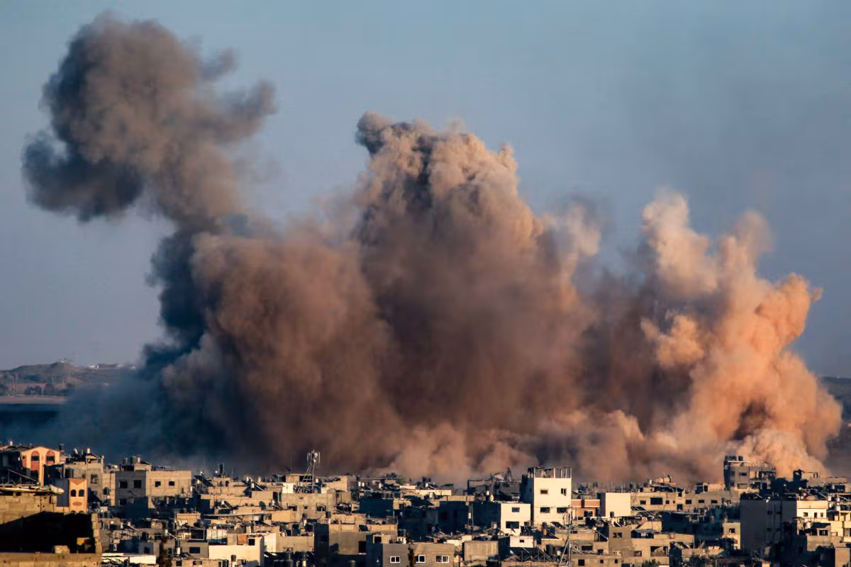 Al menos 40 muertos en Gaza tras bombardeos israelíes y estampida en punto de ayuda