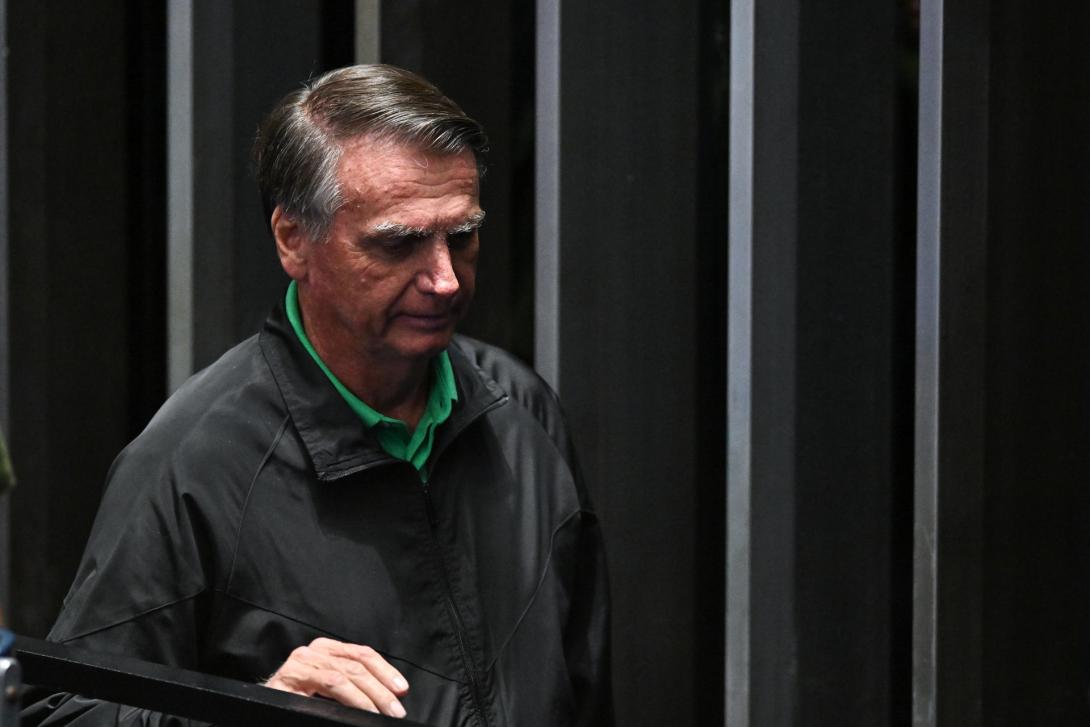 Bolsonaro es trasladado a la Policía Federal para colocarle una tobillera electrónica