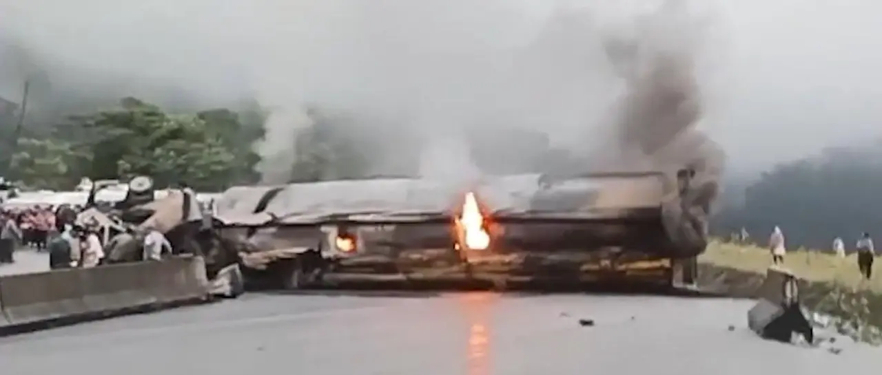 Se incendia carro cisterna en El Sillar y se presume que el conductor murió carbonizado