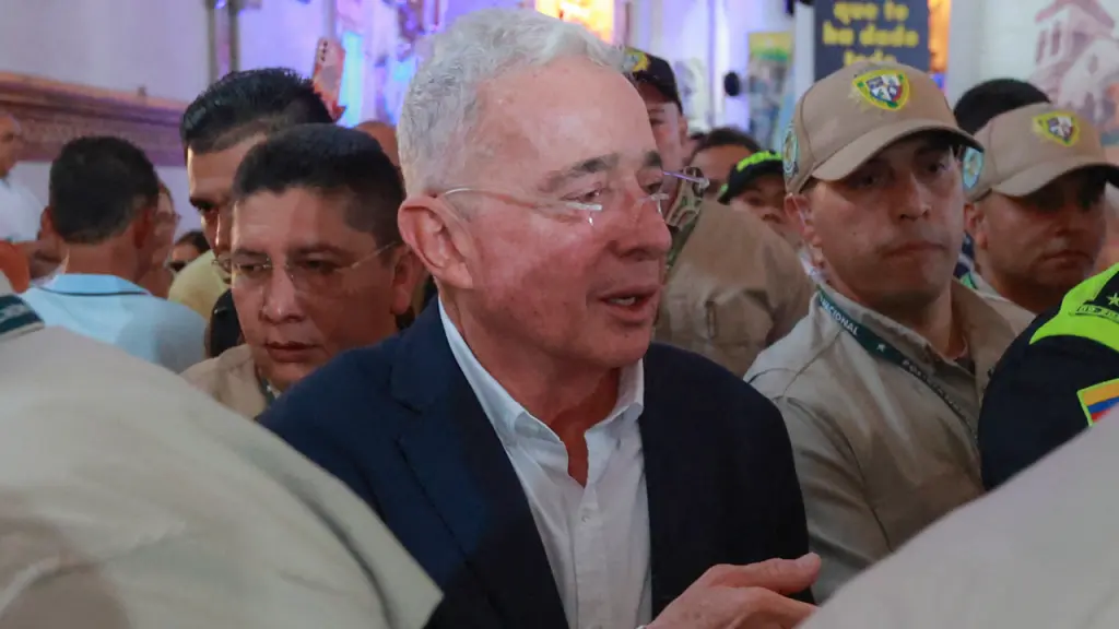 Expresidente Álvaro Uribe es declarado culpable por soborno y fraude procesal en Colombia