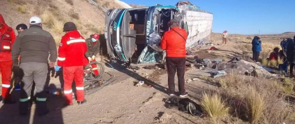 Cinco muertos y 16 heridos tras vuelco de bus en la ruta Oruro – Cochabamba