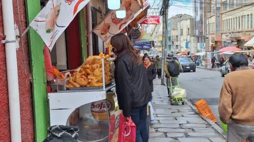 Precio del pollo aumentará por invierno y crisis económica, advierten avicultores en El Alto