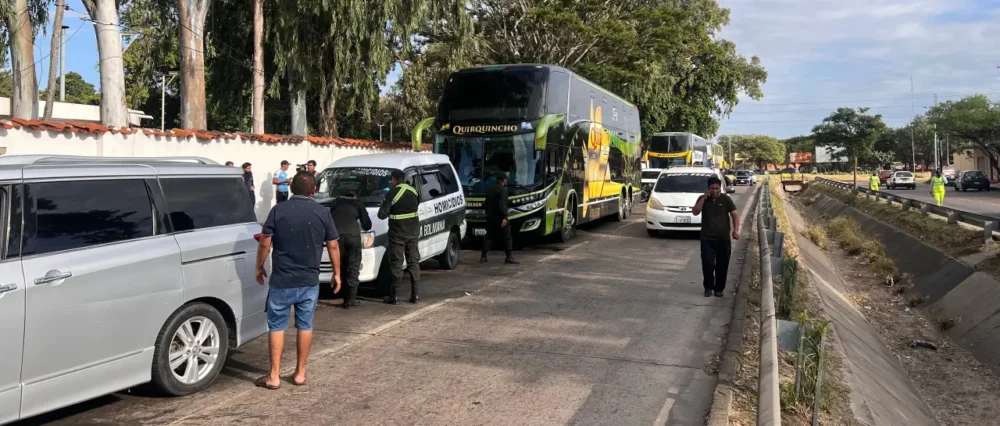 Chofer de bus muere mientras esperaba para cargar combustible en Santa Cruz