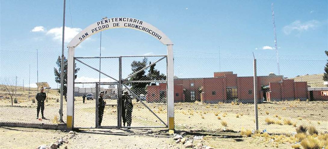 Dan de baja a un policía y suspenden a otros dos por fuga de reos en Chonchocoro