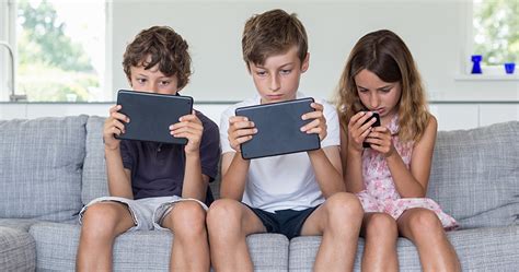 Álvaro Bilbao advierte sobre los efectos de las pantallas en niños y propone una guía progresiva
