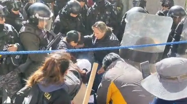 Policía desaloja con gases lacrimógenos a maestros que realizaban protesta simbólica en Ministerio de Educación
