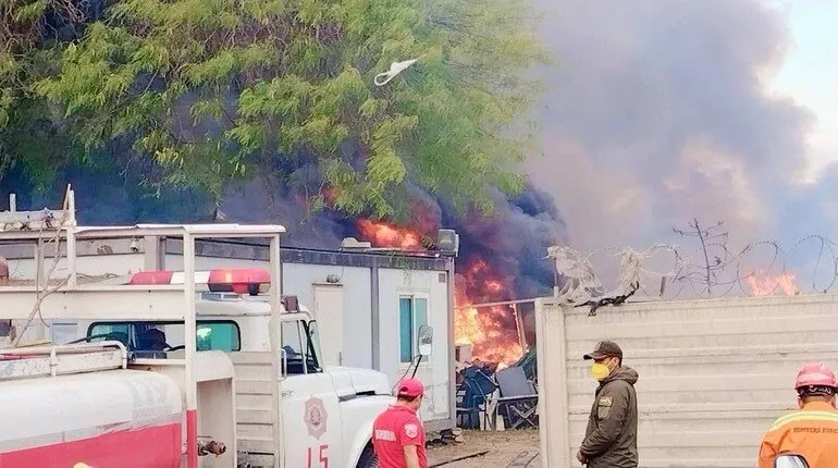 Incendio de gran magnitud afecta un depósito en el Parque Industrial de Santa Cruz