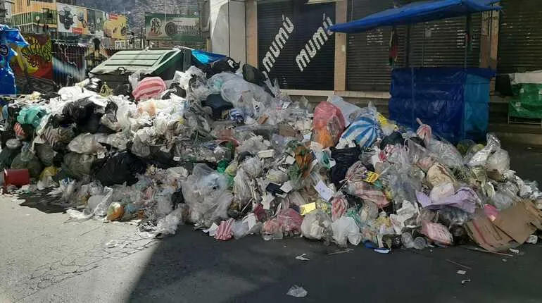 La Paz amaneció cubierta de basura por bloqueo en el relleno de Alpacoma