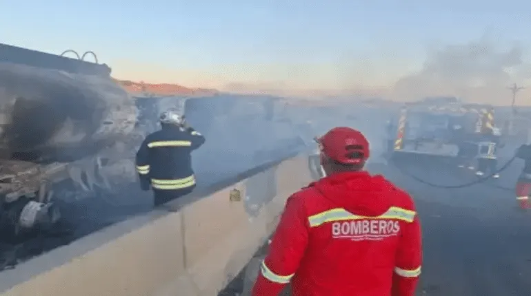 Accidente en la carretera La Paz–Oruro: cisterna se incendia y mujer embarazada sobrevive junto al conductor