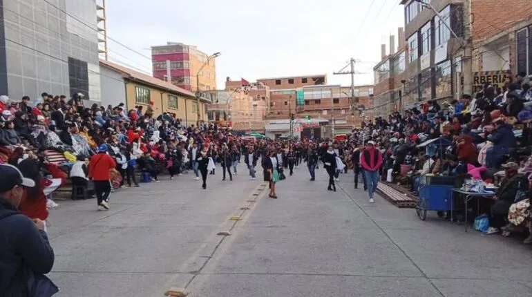 Fraternidades de Potosí deciden continuar con el convite tras el desplome de graderías