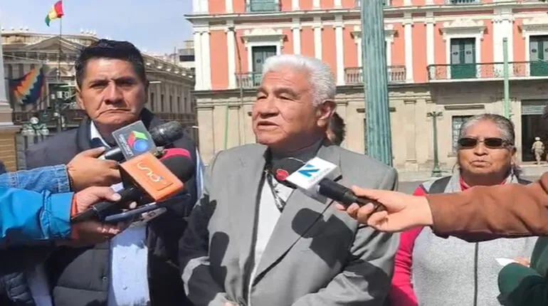 Adultos mayores exigen disculpas públicas de Lara por trato despectivo y promesas irrealizables