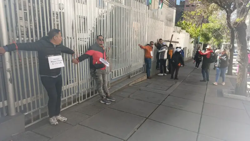 Maestros urbanos se crucifican exigiendo ascenso automático y bono de antigüedad