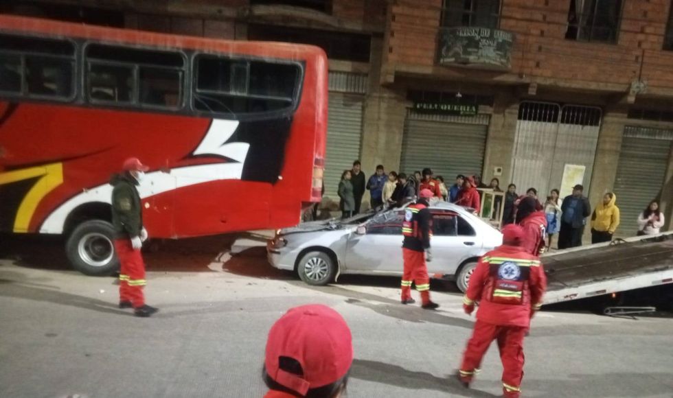 Joven fallece tras chocar contra un bus en Sucre