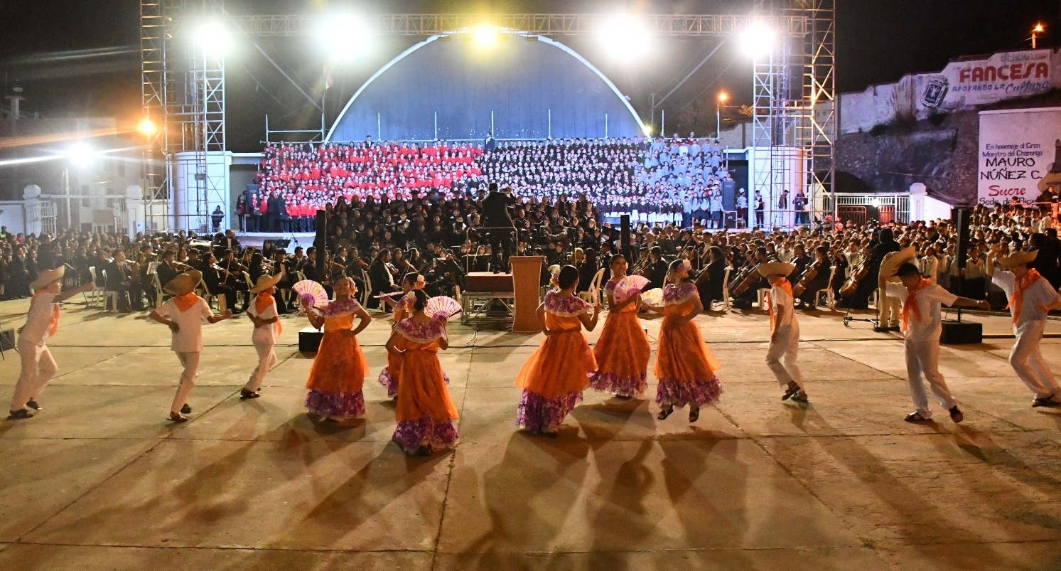 Gran Coro Infantil y Orquesta Sinfónica rinden homenaje al Bicentenario en Sucre