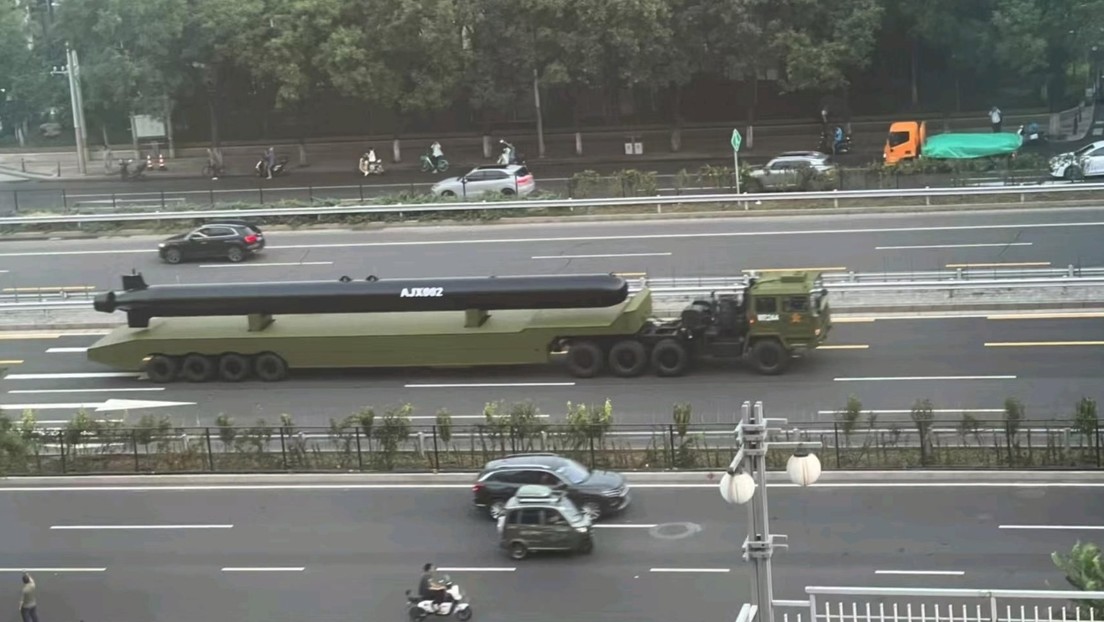 China sorprende con un misterioso dron submarino extragrande