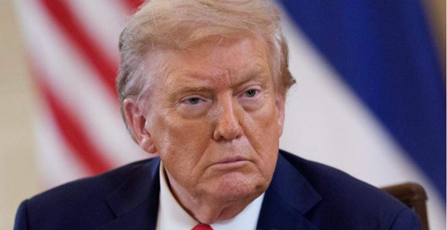 Trump acusa a NBC y ABC de sesgo y amenaza con revocar sus licencias