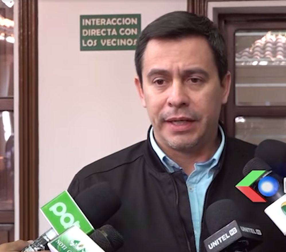 Jhonny Fernández no tiene autorización para salir del país, asegura concejal Alberti