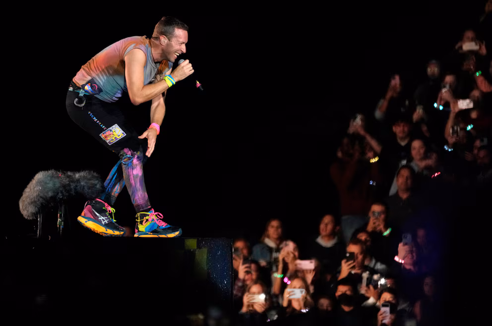 Chris Martin se pronuncia sobre el incidente viral de la “kiss cam” y confirma que seguirá en los conciertos