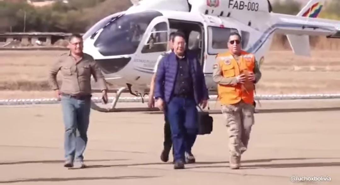 Gobierno envía segundo helicóptero a incendio en Sama mientras Arce denuncia falta de dólares