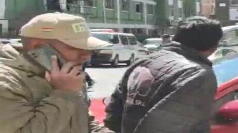 Aprehenden a hombre por fotografiar a niñas durante desfile en La Paz