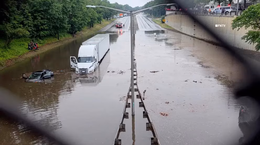 Lluvias récord provocan inundaciones masivas en Nueva York: declaran estado de emergencia