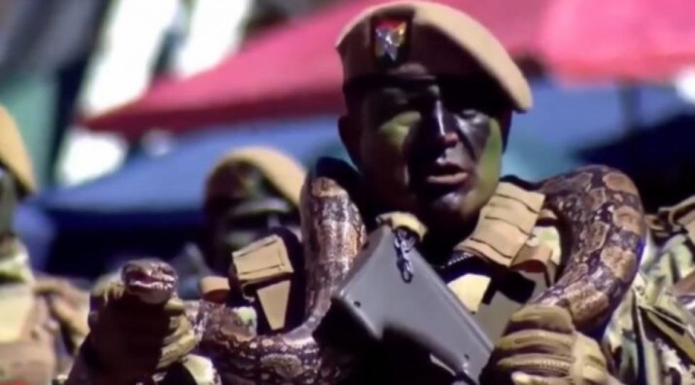 Denuncian a FFAA por exhibición de boas en la parada militar en Sucre