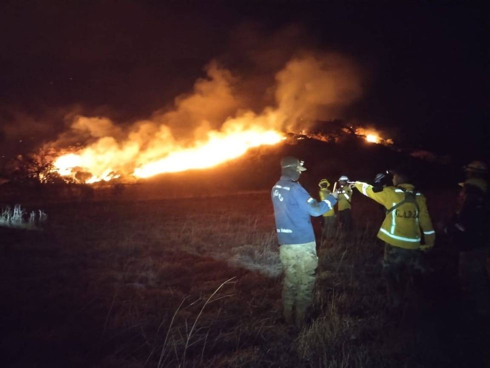 Esperan controlar el incendio en Sama este domingo con refuerzo aéreo y más de 350 bomberos