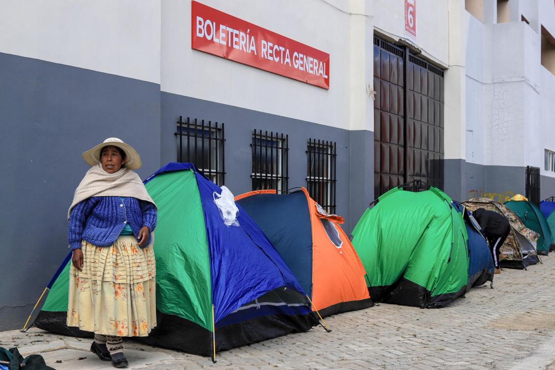 Aficionados duermen en carpas para conseguir entradas del Bolivia vs. Brasil en El Alto
