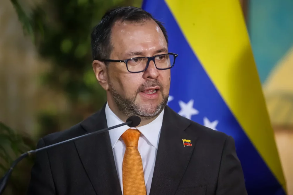Venezuela regala réplica de la espada de Bolívar a Bolivia por el Bicentenario
