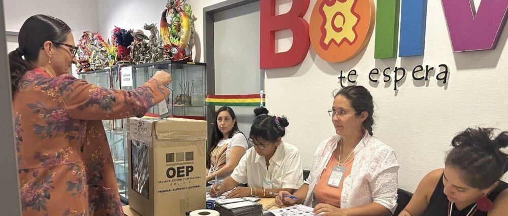 Bolivia elige a su próximo presidente en una jornada marcada por la vigilancia internacional
