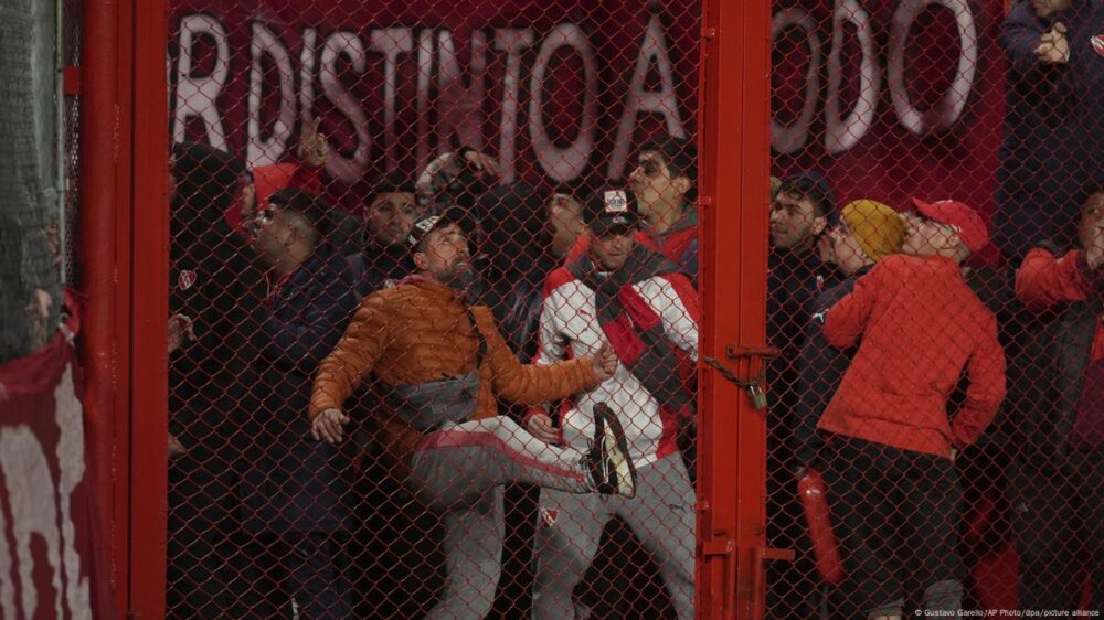 Choque entre barras termina con partido cancelado en Buenos Aires