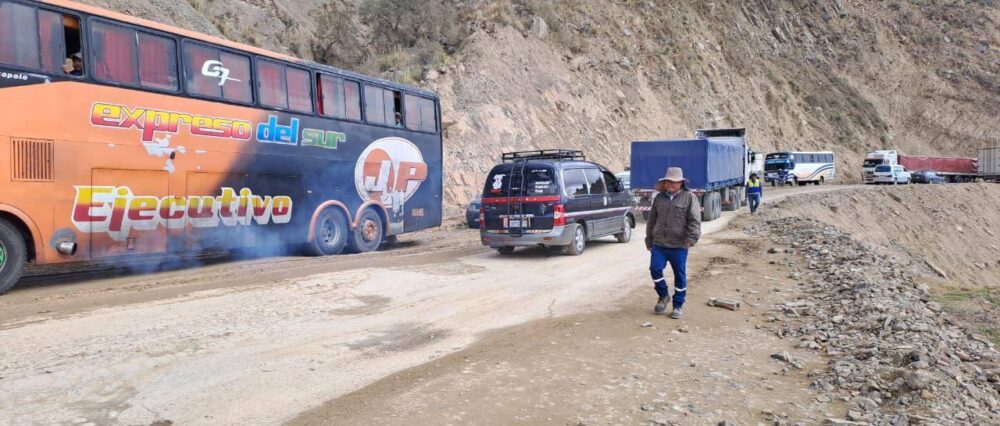 Derrumbe interrumpe temporalmente la ruta Cochabamba – Oruro