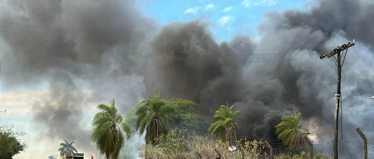 Voraz incendio afecta depósito en el Parque Industrial de Santa Cruz