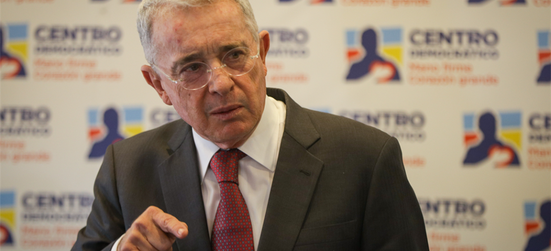 Uribe es condenado a 12 años de prisión domiciliaria por soborno y fraude procesal