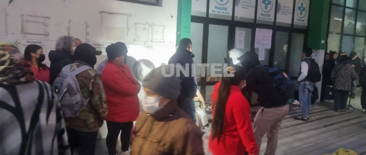 Continúa el paro indefinido en hospitales de Santa Cruz por bono de vacunación