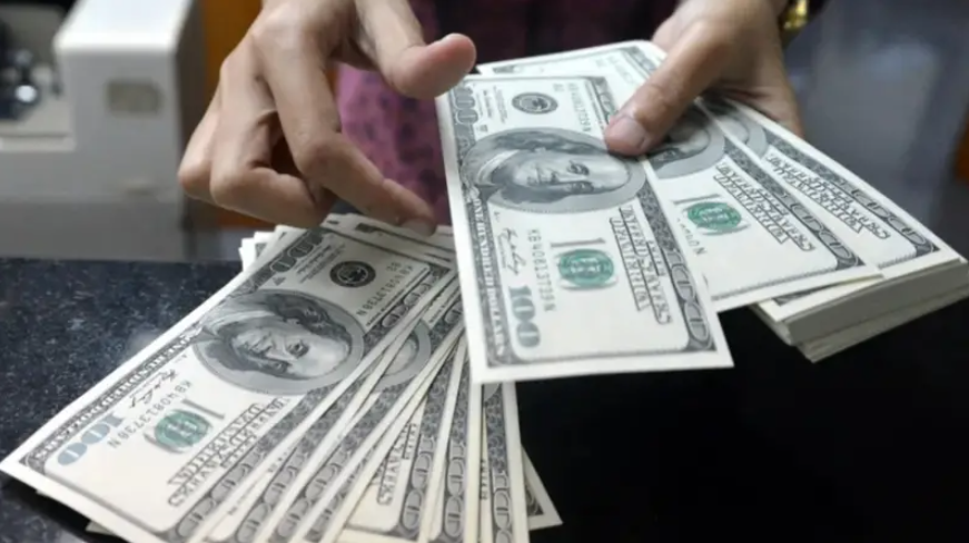 Dólar paralelo en Bolivia baja levemente a Bs 13,42