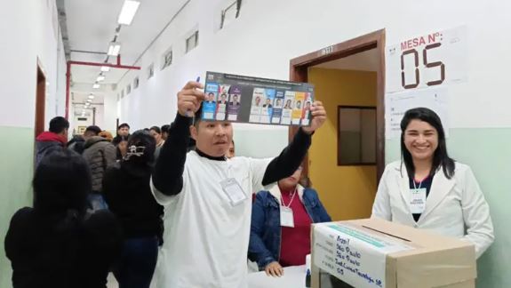 Más de 300 mil bolivianos votan en el exterior