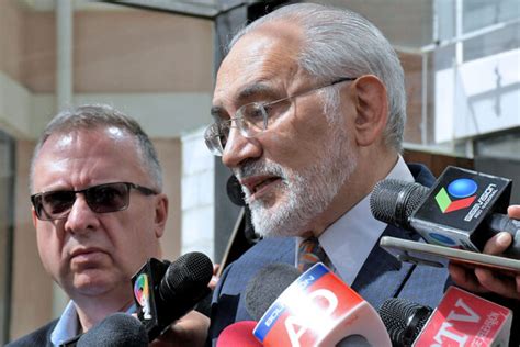 Carlos Mesa emite su voto en Mallasa y destaca el compromiso ciudadano con la democracia