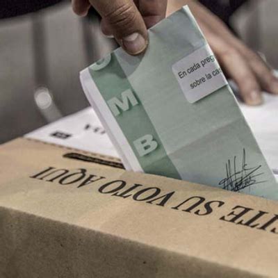 Incidentes en el centro de votación en Ginebra: bolivianos forcejearon y destrozaron material electoral
