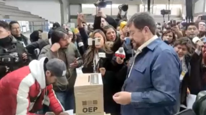 Samuel Doria Medina emite su voto